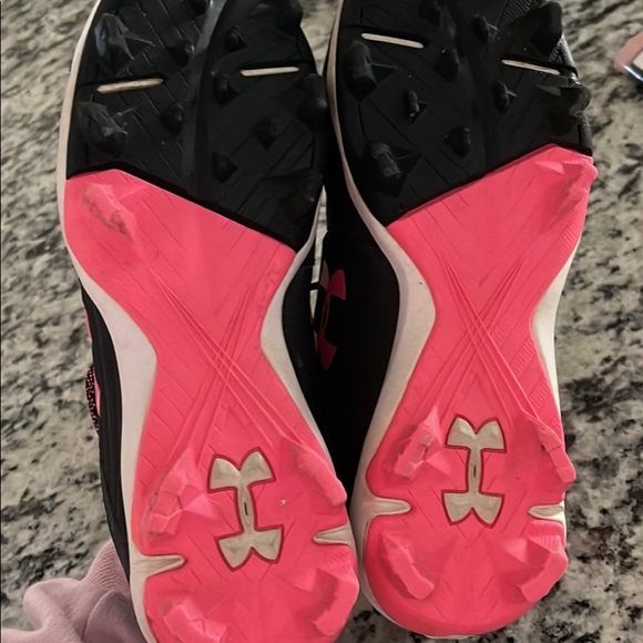 Under armor girl cleats - Picture 2 of 3